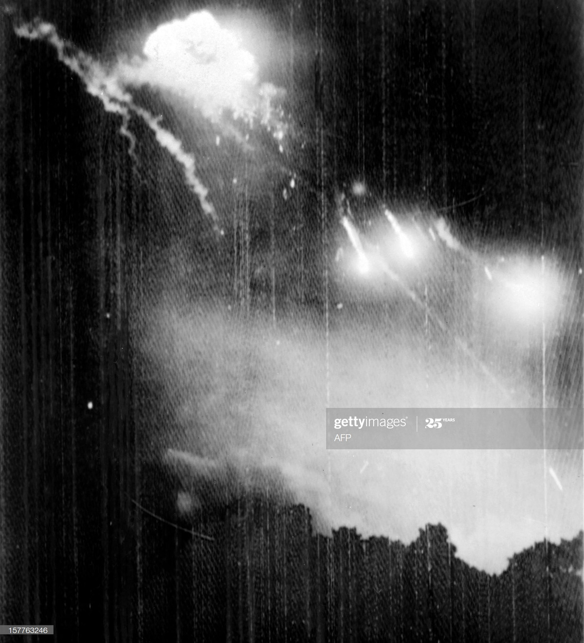 Pháo đài bay B-52 của Mỹ nổ tung do trúng tên lửa, rực sáng như bó đuốc trên bầu trời Hà Nội, 28/12/1972.