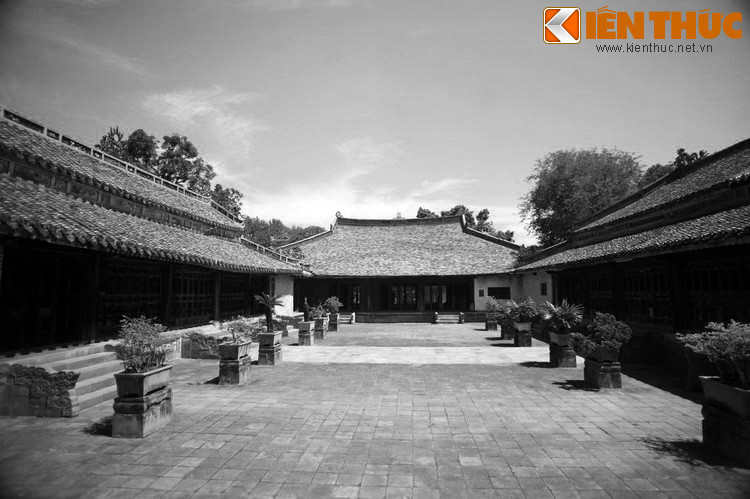 Sau hai năm xây dựng, vì không chịu nổi áp bức nên những người xây dựng lăng nổi dậy dưới sự dẫn dắt của anh em Đoàn Hữu Trưng, sử sách gọi là loạn Chày Vôi. Có tên gọi như vậy là do những người thợ này dùng chày đập vôi làm khí giới để tiến vào kinh đô Huế.