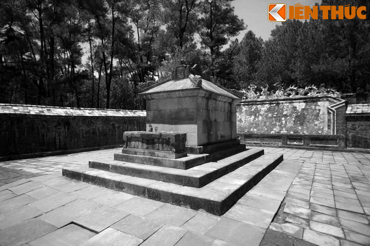 Đến năm 1873, Khiêm Cung hoàn thành. Vua Tự Đức sẽ còn sống thêm 10 năm nữa. Nhưng có lẽ vua không thể hưởng thụ cõi mộng nơi trần thế của mình một cách hoàn toàn an lạc. Là người hay ưu tư, nỗi ám ảnh từ biến cố đẫm máu năm xưa hẳn vẫn còn khiến vua trăn trở đến cuối đời.