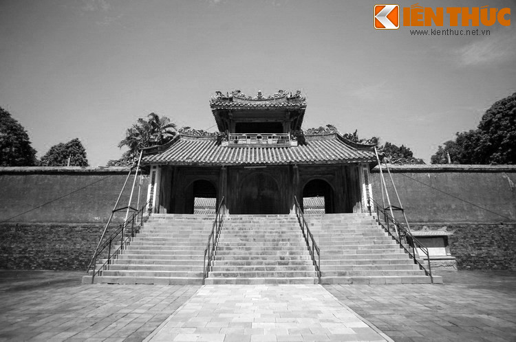 Lăng được khởi công xây dựng vào năm 1864 với 5 vạn binh lính tham gia. Khi mới khởi công xây dựng, vua lấy tên Vạn Niên Cơ đặt cho công trình với mong muốn cơ đồ được trường tồn. Nhưng điều đó chỉ là khúc mở màn tươi sáng của một vở kịch buồn thảm.