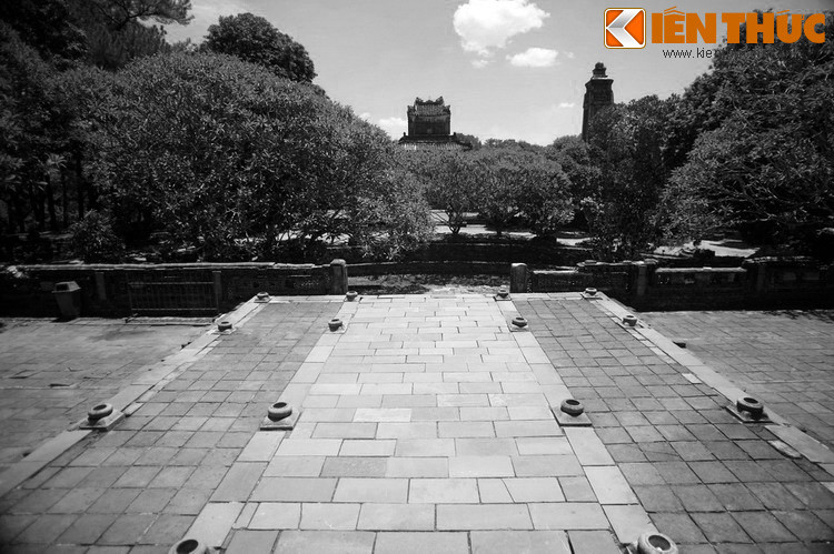 Cảnh lao động khổ sai ấy gây nên sự căm phẫn trong lòng dân chúng, trong dân gian xuất hiện câu ca chua xót nói về công trình của vua Tự Đức như sau: “Vạn niên là vạn niên nào/ Thành xây xương lính, đào hào máu dân”.