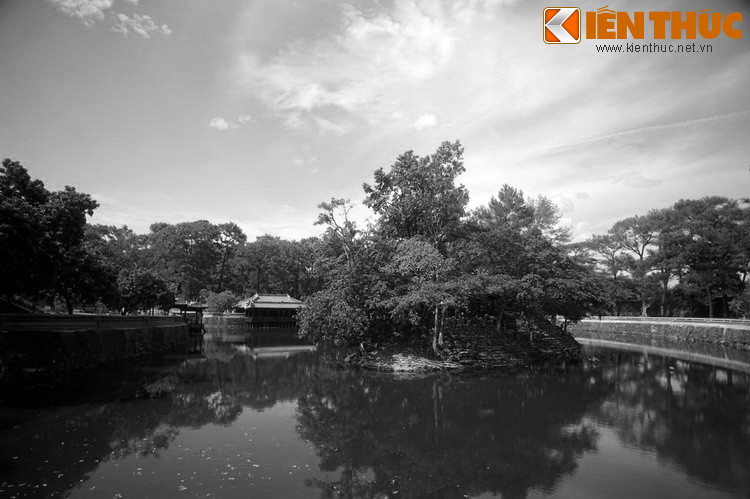 Sau khi vua Tự Đức băng hà, Khiêm Cung được đổi tên thành Khiêm Lăng. Ngày nay, khu lăng mộ này là một địa điểm thu hút khách bậc nhất Cố đô Huế. Ghé thăm nơi đây, có ai còn cảm nhận được niềm u uất của vị vua thi sĩ như vẫn còn phảng phất?...