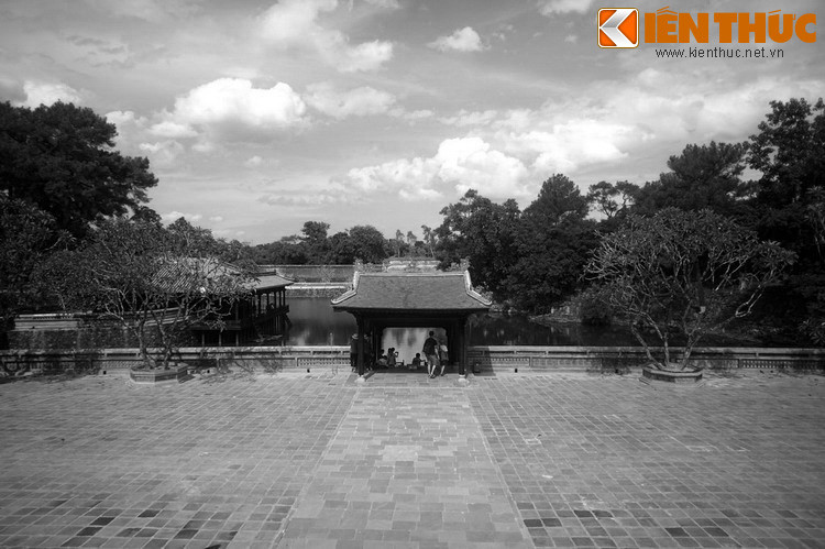 Để xây dựng lăng cho kịp tiến độ dự định (6 năm), vô vàn dân phu, thợ thuyền phải lao động quần quật làm từ tảng sáng đến canh một. Trong khi đó, đời sống của họ vô cùng khó khăn: ăn không đủ no, quần áo rách nát, thường xuyên bị quan quân cho roi vọt bầm tím da thịt.