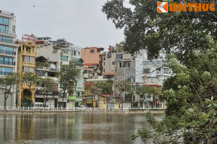 Phía Đông hồ có bán đảo nhô ra, dân năm làng đúc đồng ở Bắc Ninh tụ ở đây, hình thành làng đúc đồng Ngũ Xã – một làng nghề được xa gần biết đến ở Hà Nội xưa.