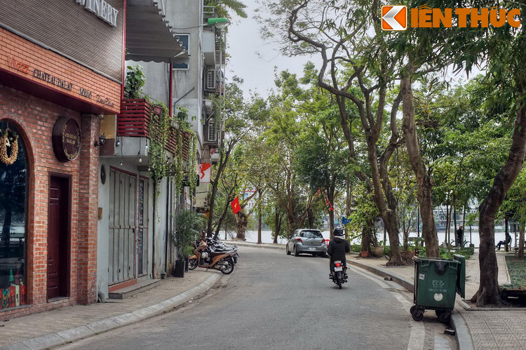 Ngày nay, sau một quá trình đô thị hóa kéo dài, các làng cổ xung quanh hồ Trúc Bạch không còn nữa, thay vào đó là nhà cửa và công trình theo kiến trúc hiện đại. Bờ hồ được kè đá và làm đường lưu thông xung quanh.