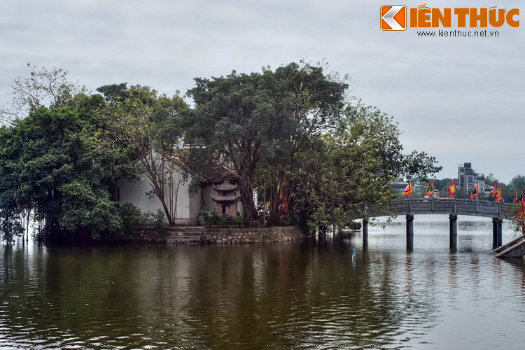 Trong lịch sử Thăng Long - Hà Nội, quanh hồ Trúc Bạch là một vùng đất có nền văn vật phong phú, quy tụ nhiều di tích cổ xưa như chùa Trấn Quốc, đền Quán Thánh, chùa Ngũ Xã, chùa Châu Long, đền Thủy Trung Tiên...