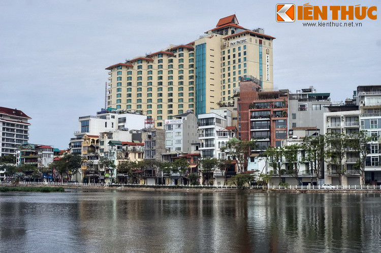 Khi mới được ngăn ra, hồ chưa có tên riêng. Vào thế kỉ 18, chúa Trịnh Giang cho xây một cung điện để nghỉ mát cạnh hồ và gọi là Trúc Lâm. Sau đó Trúc Lâm trở thành nơi giam giữ các cung nữ phạm tội, họ buộc phải tự dệt lụa để nuôi sống bản thân.