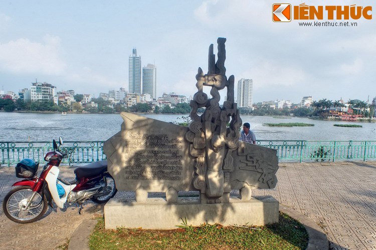 Thời kháng chiến chống Mỹ, ngày 26/10/1967, máy bay của phi công Mỹ John McCain trong khi thực hiện nhiệm vụ oanh tạc nhà máy điện Yên Phụ đã bị tên lửa bắn rơi. Ông McCain nhảy dù xuống hồ Trúc Bạch và bị bắt. Một đài tưởng niệm đã được dựng bên bờ hồ để ghi nhớ sự kiện này.