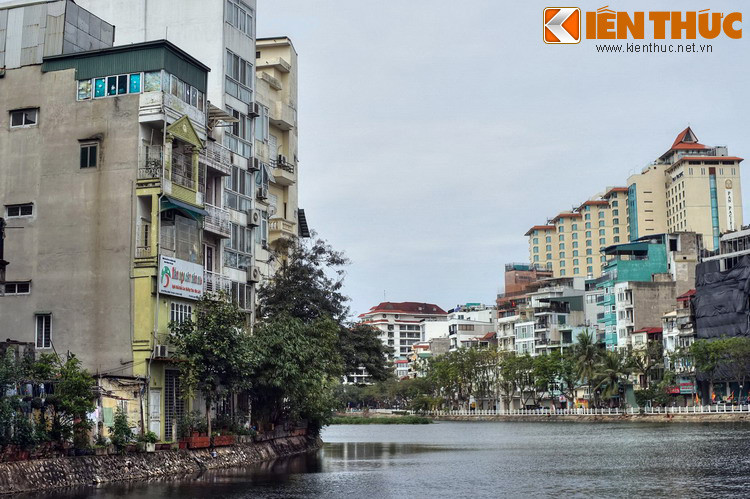 Lụa của họ rất đẹp và trở nên nổi tiếng khắp vùng. Lụa đẹp, bóng bẩy gọi là lụa Trúc (chữ Hán là Trúc Bạch). Từ đó xuất hiện một làng chuyên dệt lụa với tên là làng Trúc Bạch, và hồ cũng được gọi là hồ Trúc Bạch.