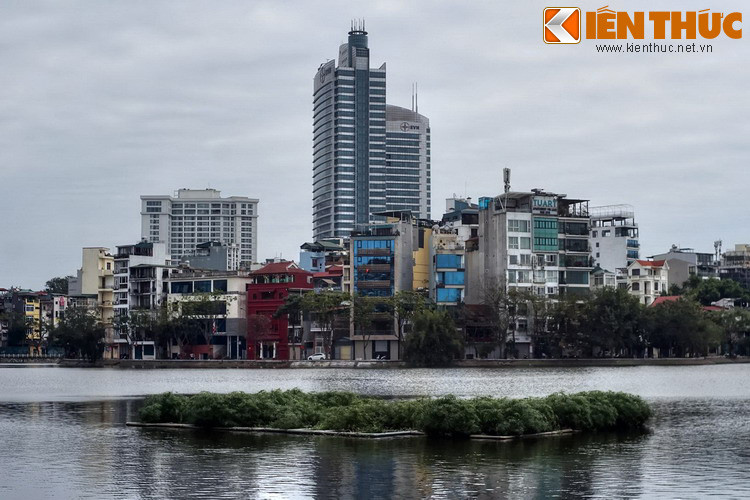 Vào thời thuộc địa, năm 1925, xưởng phát điện Yên Phụ được người Pháp cho xây dựng bên bờ phía Bắc của hồ Trúc Bạch và trở thành nguồn cung cấp điện quan trọng nhất cho Hà Nội đến tận cuối thập niên 1980. Vị trí nhà máy ngày nay là toà tháp đôi của Tập đoàn Điện lực Việt Nam.