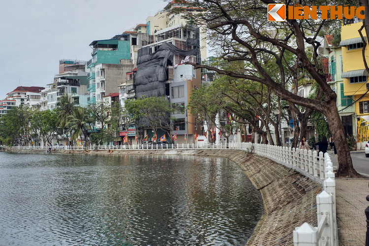 Một trong những con phố chạy quanh hồ Trúc Bạch chính là phố Trúc Bạch. Phố dài 165 mét chạy từ đầu đường Thanh Niên, vòng từ bờ Bắc đến bờ Đông của hồ tới phố Châu Long. Vào những ngày này, nhà số 125 đến nhà 139 của con phố đang được cách ly nghiêm ngặt...