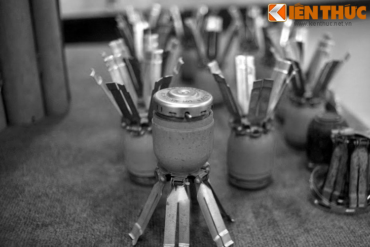 Bom quả dứa, khi nổ bắn ra 450 viên bi, tầm sát thương 15 mét. Theo thống kê, trong giai đoạn 1975-2000 đã có hơn 40.000 người chết, trên 60.000 người bị thương tật do các tai nạn liên quan đến bom mìn ở Việt Nam.