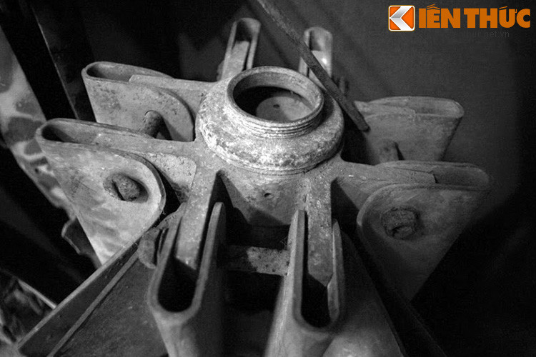 Phần đuôi của bom từ trường, loại bom biết chờ mục tiêu có khả năng cảm ứng từ di động trong tầm hoạt động để phát nổ. Tính bình quân mỗi người Việt Nam thời chiến phải chịu đựng khoảng 250 kg bom ném xuống từ máy bay Mỹ.