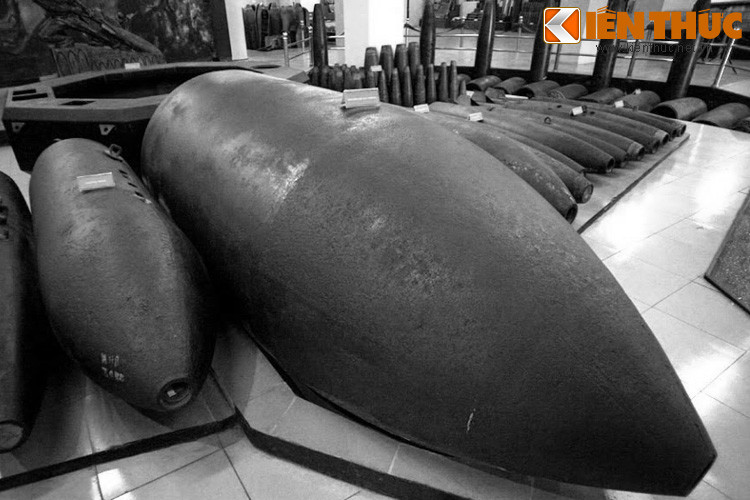 Nặng gần 7 tấn, bom BLU-82 là quả bom lớn nhất từng được sử dụng trong chiến tranh Việt Nam. Tổng lượng bom Mỹ trút xuống Việt Nam tương đương sức công phá của hai quả bom nguyên tử mà Mỹ ném xuống Hiroshima và Nagasaki.