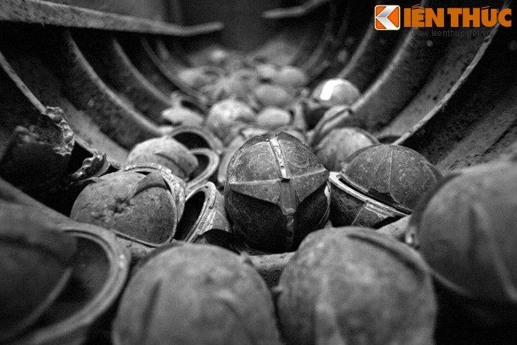 Những quả bom con trong quả bom bi mẹ CBU 49 C/B. Với tiến độ rà phá bom mìn hiện tại, phải 300 năm nữa Việt Nam mới loại bỏ được hết các loại bom mìn chưa nổ. Có thể nói, đây là cuộc chiến cam go không kém gì cuộc chiến chống đại dịch Covid-19.