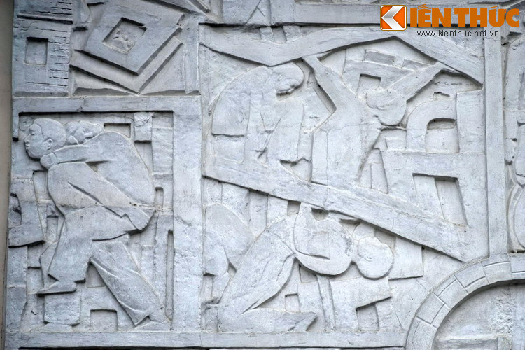 Năm 1972 là một năm bi thương của Bệnh viện Bạch Mai. Trong năm này, bốn lần máy bay B-52 Mỹ ném bom hủy diệt Bệnh viện, trong đó riêng trận ném bom ngày 22/12/1972 làm 30 cán bộ y tế của Bệnh viện hy sinh trong khi đang cứu chữa bệnh nhân.