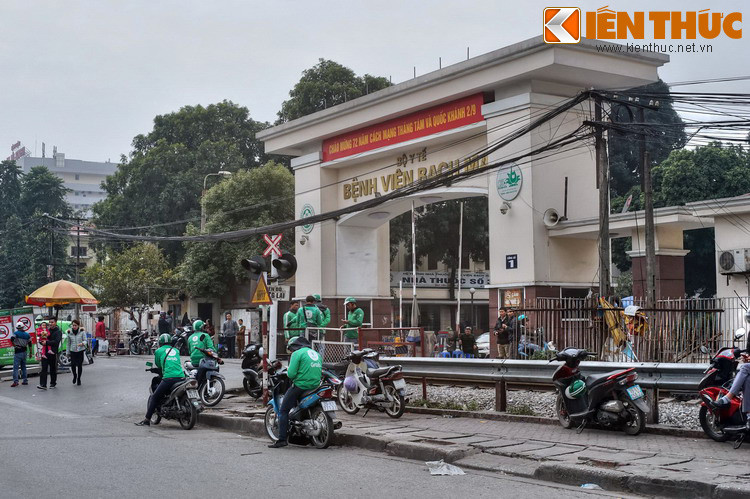 Năm 1935, trên phần đất của Nhà thương Cống Vọng, Bệnh viện René Robin được xây dựng với quy mô lớn, là cơ sở thực hành chính của trường Đại học Y khoa Đông Dương. Sau biến cố năm 1945, Bệnh viện đổi thành Bạch Mai - tên vùng đất Bệnh viện tọa lạc.