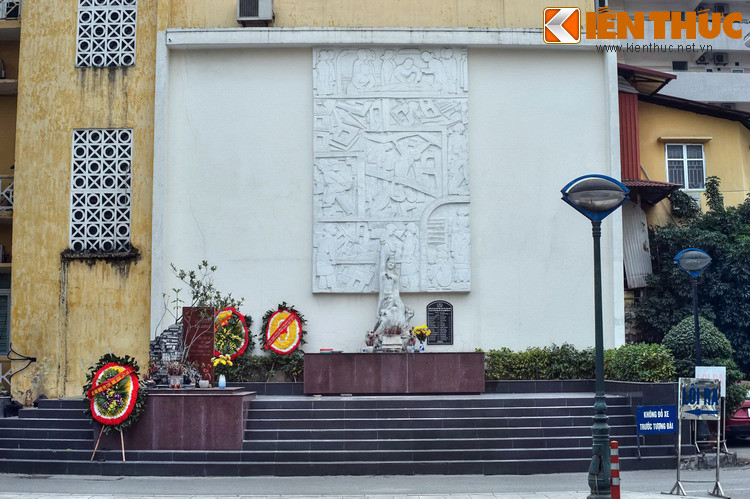 Một đài tưởng niệm đã được xây dựng ở phía trước tòa nhà hành chính của bệnh viện để tưởng nhớ y bác sĩ hi sinh trong các vụ ném bom của Mỹ. Đây cũng là một chứng tích về sự tàn bạo đỉnh điểm trong lịch sử chiến tranh bằng không quân trên thế giới…