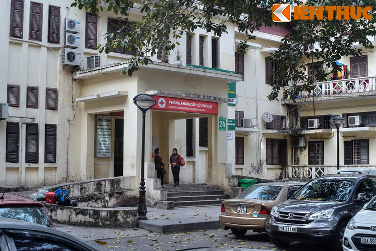 Sau ngày giải phóng Thủ đô 10/10/1954, Bệnh viện Bạch Mai cải tạo cơ sở vật từ sự tàn phá của chiến tranh, tăng số lượng cán bộ và mở rộng quy mô hoạt động chuyên môn. Bệnh viện vinh dự được đón Chủ tịch Hồ Chí Minh đến thăm hai lần tháng 12/1954 và tháng 3/1960.