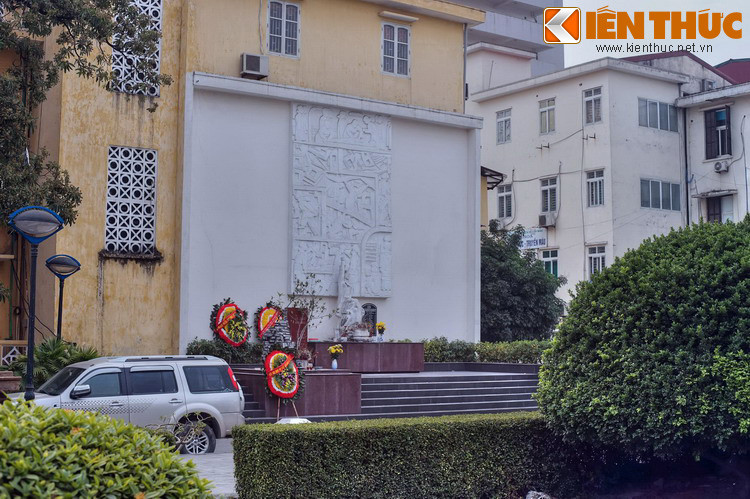 Hiện tại, Bệnh viện Bạch Mai có quy mô 1.900 giường bệnh với 55 đơn vị trực thuộc; 03 Viện, 08 Trung tâm; 12 Phòng/Ban chức năng; 23 Khoa Lâm sàng; 06 Khoa Cận lâm sàng... Ở nhiều lĩnh vực, cán bộ y tế của Bệnh viện có trình độ ngang các nước tiên tiến trong khu vực và thế giới.