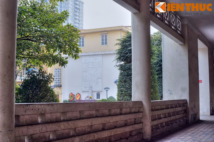 Sau ngày đất nước thống nhất, Bệnh viện Bạch Mai bước vào kỷ nguyên mới, đảm nhiệm trọng trách khám chữa bệnh tuyến cuối của ngành y tế. Năm 2006, Bệnh viện được Bộ y tế công nhận là Bệnh viện đa khoa hoàn chỉnh hạng đặc biệt đầu tiên của Việt Nam.