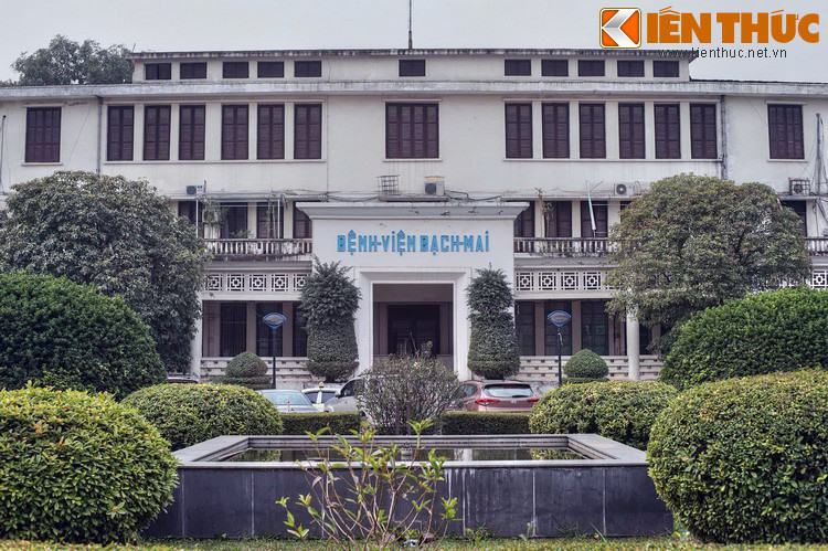 Vào giai đoạn kháng chiến chống Pháp, Bệnh viện Bạch Mai là một "pháo đài" quan trọng của quân và dân ta trong cuộc kháng chiến bảo vệ Thủ đô. Các hoạt động y tế vẫn diễn ra khẩn trương trong điều kiện khó khăn về mọi mặt.