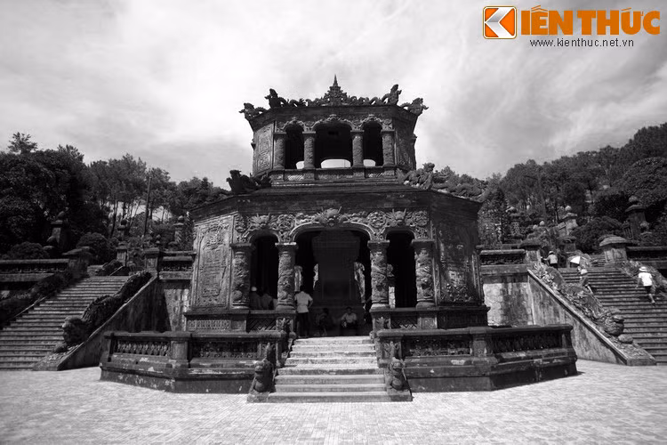 Núi Châu Chữ - vừa là hậu chẩm, vừa là mặt bằng của lăng - được đổi tên thành Ứng Sơn và khu lăng được đặt tên theo tên núi là Ứng Lăng.