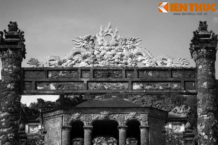 Điều đó thể hiện rất rõ qua việc vua Khải Định sai các thầy địa lý cùng các quan chuyên trách đương thời khảo sát kỹ lưỡng địa thế và đặc điểm sơn thủy ở nhiều nơi trong vùng Nam sông Hương. Và họ đã tìm được một cuộc đất tốt nằm cách kinh thành Huế khoảng 10 km về phía Tây Nam.