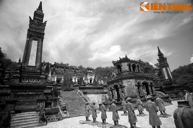 Mặc dù rất ưa chuộng phong cách kiến trúc mỹ thuật mới mẻ đến từ phương Tây, nhưng dưới sự cố vấn của các quan đại thần vua vẫn tuân thủ truyền thống, ứng dụng dịch lý và phong thủy vào việc xây lăng cho mình, như các đời vua trước đã làm.