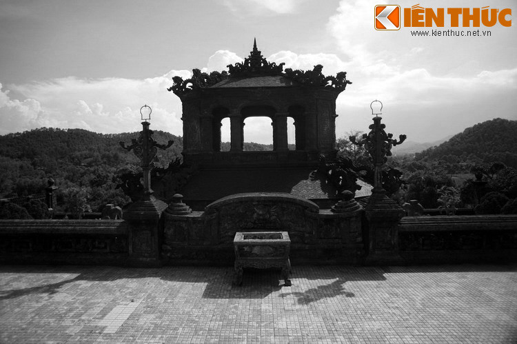 Các kiến trúc sư của triều đình đã lấy một quả đồi thấp ở phía trước làm tiền án, lấy núi Chóp Vung và Kim Sơn chầu trước mặt làm “Tả thanh long” và “Hữu bạch hổ” cho khu lăng mộ. Lại có khe nước Châu Ê chảy từ trái qua phải làm “thủy tụ”, gọi là “minh đường”.