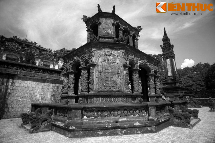 Có thể nói, lăng Khải Định là bằng chứng sống động về giai đoạn đầu của sự tiếp nhận kiến trúc Tây phương trên nền tảng của truyền thống tâm linh Đông phương, với sự kết hợp kỹ thuật xây dựng hiện đại nhất với việc tuân thủ nghiêm ngặt các yếu tố phong thủy như tiền án, hậu chẫm, hổ phục, rồng chầu, minh đường, thủy tụ...