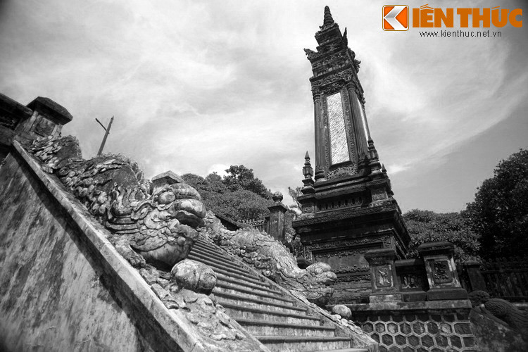 Yếu tố nước (thủy) và núi (sơn) kết hợp cùng các chi tiết cát tường về mặt phong thủy khiến nhà vua hài lòng, chấp thuận và ra lệnh huy động hàng ngàn nhân công lên vùng núi Châu Chữ vào mùa thu năm 1920 để phát quang, định hình một khu đất trên sườn núi, nơi sau này lăng tọa lạc.