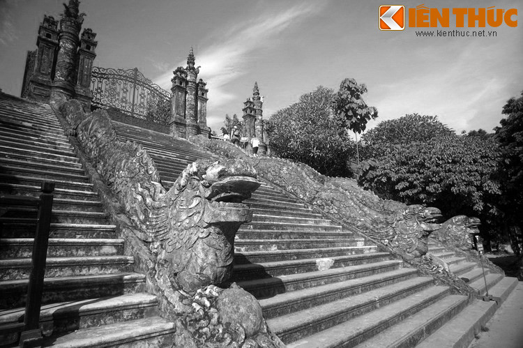 Ngược dòng lịch sử, vua Khải Định bước lên ngai vàng vào năm 1916 trong tư thế của một ông vua do người Pháp giật dây. Trên ngôi vua, ông ít quan tâm chuyện triều chính nhưng rất say mê với việc xây dựng các công trình hoành tráng. Trị vì được một thời gian, ông nghĩ đến việc tạo dựng nơi an nghỉ cuổi cùng của mình.