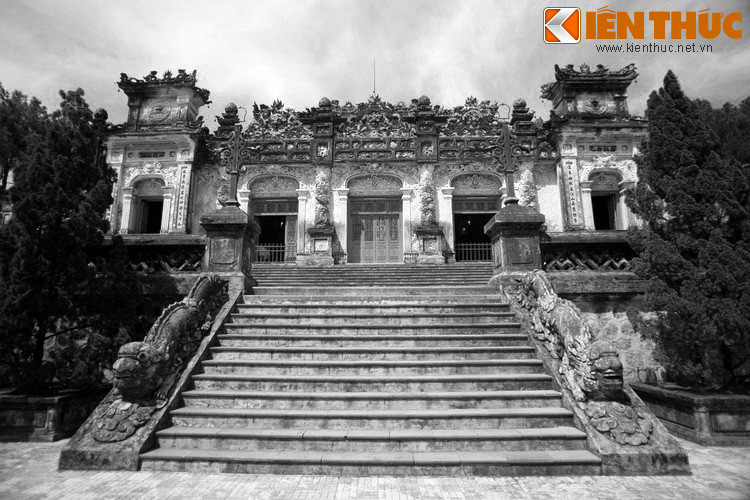 Năm 1925, vua Khải Định băng hà sau 9 năm ở ngôi. Lúc ấy khu lăng mộ kỳ vĩ của ông đã được xây trong 5 năm nhưng chưa xong và phải tốn thêm 6 năm nữa công trình mới hoàn thành dưới thời vua Bảo Đại, năm 1931.