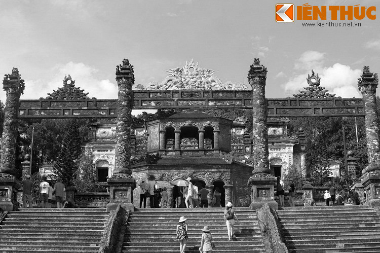 Tọa lạc trên triền núi Châu Chữ (xã Thủy Bằng, thị xã Hương Thủy, tỉnh Thừa Thiên – Huế), lăng vua Khải Định còn gọi là Ứng Lăng, được coi là lăng mộ có kiến trúc độc đáo nhất trong số các lăng mộ của vua nhà Nguyễn ở Cố đô Huế.