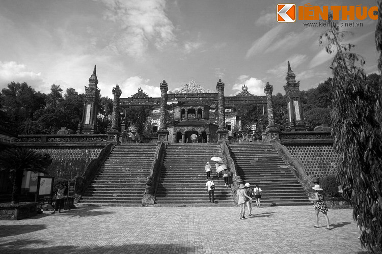 Lăng Khải Định có diện tích rất khiêm tốn so với lăng các đời vua đầu tiên, nhưng lại tốn nhiều công sức, tiền của và thời gian để xây dựng nhất. Và đây cũng là lăng mộ cuối cùng của các vua triều Nguyễn. Có thể nói rằng, khu lăng mộ kỳ lạ này chính là biểu tượng cho hồi kết của một triều đại...