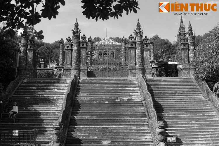 Khu vực đó là núi Châu Chữ, nơi có độ dốc vừa phải, không cao lắm song nằm giữa khung cảnh thiên nhiên thoáng đãng, có dòng nước uốn mình qua chân núi, có các dãy đồi nhấp nhô xa xa dưới tầm nhìn và một rừng cây xanh bao bọc.