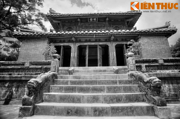 Công việc xây lăng tiến hành chưa bao lâu thì tháng 1/1841 vua Minh Mạng băng hà. Sau đó vua Thiệu Trị nối ngôi đã sai các đại thần huy động gần 1 vạn lính và thợ thi công hối hả lăng mộ cho vua cha theo đúng bản vẽ đã được Minh Mạng chuẩn y.