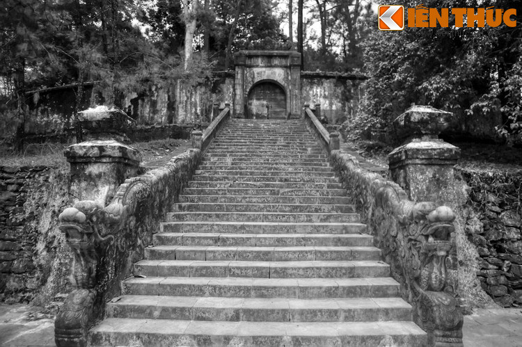 Ngày 20/8/1841, thi hài vua Minh Mạng được đưa vào chôn ở Bửu Thành nhưng việc xây lăng thì mãi đến đầu năm 1843 mới hoàn tất. Như vậy, phải mất hai năm kể từ ngày từ giã cõi đời, vua mới thực sự được an nghỉ ở một nơi đúng như ước nguyện lúc sinh thời...