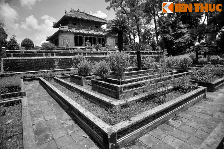 Lăng khởi công được vài tháng, đến tháng 8/1840 thì vua lên kiểm tra thấy không vừa ý nên đình chỉ công việc và giáng chức quan trông coi. Một tháng sau đó mới lại cho tiếp tục công việc trở lại.