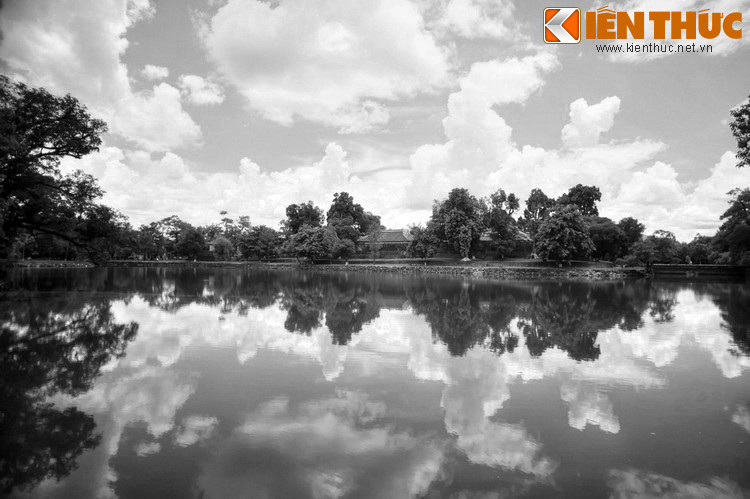 Trong thuật ngữ phong thủy, “Vạn niên cát địa” có nghĩa đen là “đất tốt lành vạn năm”, còn “Vạn niên đại cát địa” có thể coi là đất “không thể tốt hơn được nữa”. Đây là đất có địa thế hoàn hảo, gần chốn khí thiêng, vua chúa được an táng sẽ để lại phước ấm cho cơ đồ của triều đại được dài lâu.