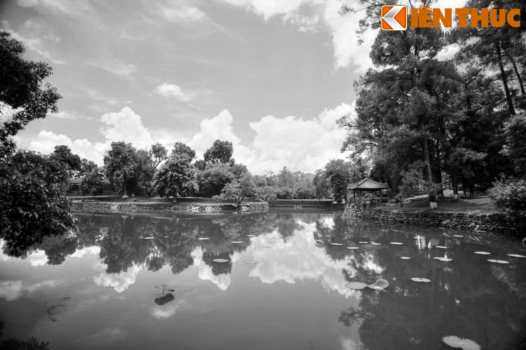 Vào năm đó, vua Minh Mạng đổi tên núi Cẩm Khê thành Hiếu Sơn. Vua đích thân ngự đến đấy xem và bảo thị thần rằng: “Núi này phong thuỷ rất tốt từ trước chưa ai xem ra. Nay mới xem được chỗ đất tốt ấy, thực đáng vui mừng”.