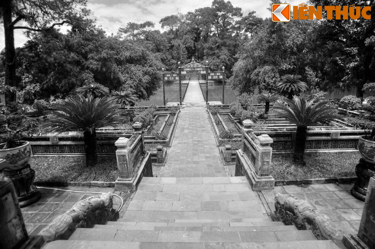 Rốt cục, vị vua thứ hai của nhà Nguyền đã cân nhắc suốt 14 năm mới chọn được vị trí lăng mộ của mình. Đến năm 1840, ông quyết định cho xây dựng lăng ở núi Cẩm Khê (tức cuộc đất ở xứ Nhự Mai).