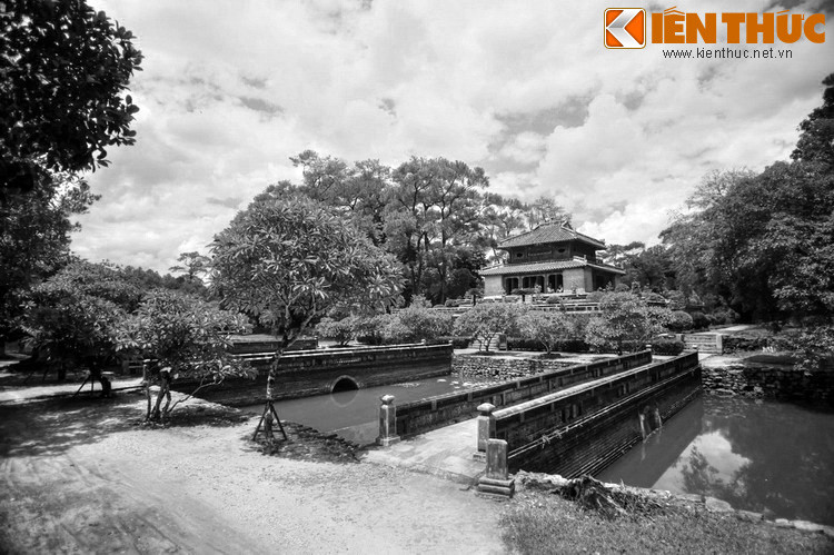 Nằm trên núi Cẩm Khê ở cố đô Huế, lăng vua Minh Mạng hay Hiếu Lăng là một công trình gây ấn tượng mạnh với những tòa nhà tráng lệ kết hợp hài hòa với khung cảnh thiên nhiên tuyệt vời. Trong chuyện tìm đất và xây cất lăng mộ này, quần thần nhà Nguyễn đã phải lao tâm khổ tứ khá nhiều...