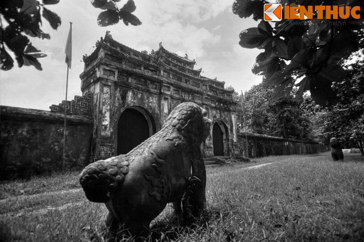 Cũng như vua cha Gia Long, vua Minh Mạng đã chuẩn bị cho hậu sự của mình khi đang ở trên ngai vàng. Năm 1826, vua cho văn võ đình thần đi tìm hai ngôi đất là “Vạn niên đại cát địa” và “Vạn niên cát địa” để dùng làm nơi an táng cho mẹ vua và vua.