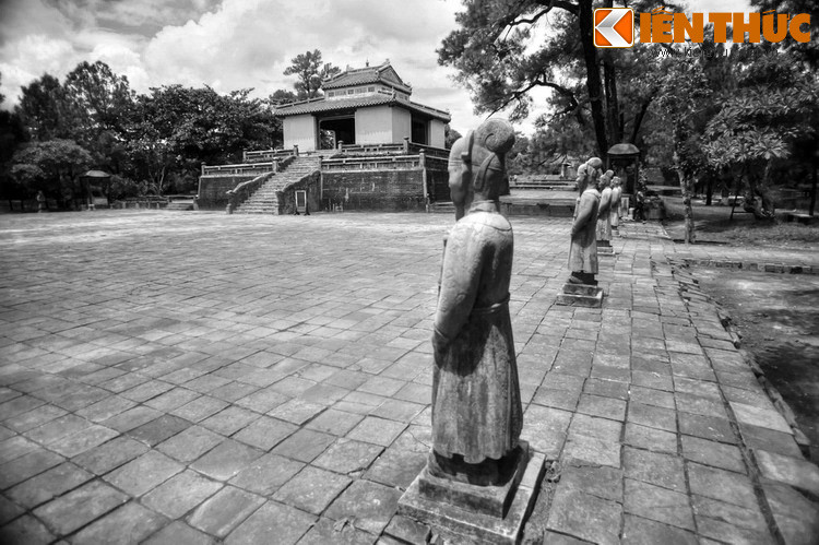 Nhưng vua đã làm các cận thần chưng hửng khi lại bàn lùi: “...Ngôi Vạn niên đại cát địa, lòng trẫm chưa yên, không nên bàn vội. Duy ngôi Vạn niên cát địa thì cũng nên bắt chước đời xưa, dần dần xây dựng, đợi sau này lần lượt xuống chỉ thi hành cũng là phải”.