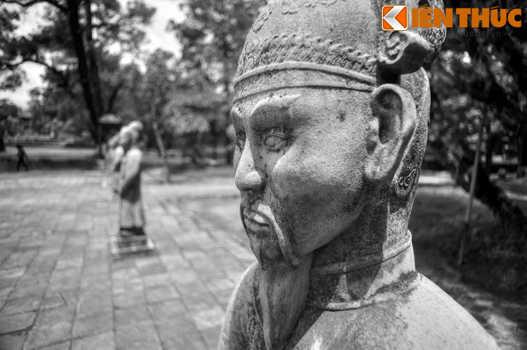 Các quan đi khảo sát đợt đầu trở về đưa ra nhiều đề xuất khác nhau. Tuy nhiên, sau một cuộc tranh luận không có hồi kết, vua lại sai Kiến An công Đài, Định Viễn công Bính cùng với các đại thần là Trần Văn Năng, Phan Văn Thuý và Lương Tiến Tường, đi khảo sát lần nữa.