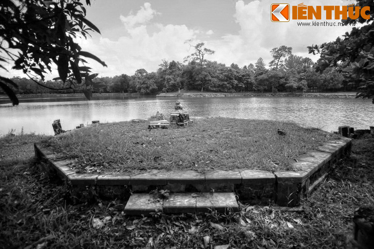 Đây là vùng đất gần ngã ba Bằng Lãng, là nơi hợp lưu của hai nguồn Tả Trạch và Hữu Trạch để tạo thành sông Hương, cách kinh thành Huế 12 km. Dù đã tìm được đất tốt, việc xây lăng đã có khởi đầu không được suôn sẻ.