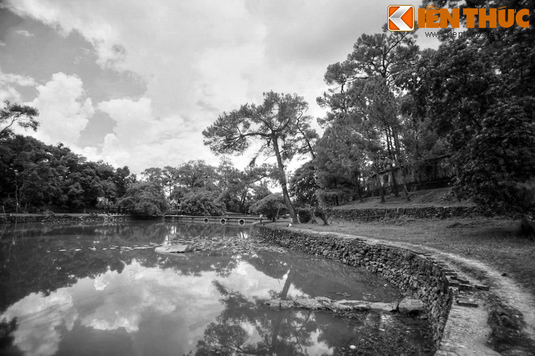 Khi về họ đều nói: “Trải xem các kiểu đất chỉ có xứ Lẫm Sơn đáng là ngôi Vạn niên đại cát địa và xứ Kiều Long đáng là ngôi Vạn niên cát địa”. Lần nay, không còn thấy các quan bàn ra bàn vào mà ý kiến đều đồng thuận.