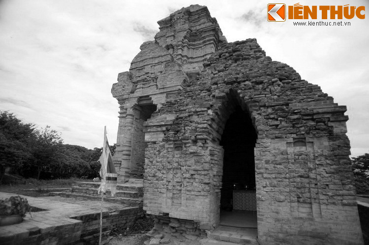 Do sự dàn xếp của thải tử Po Dam, vào ngày trở về, Po Sahaniempar không thấy người vợ ra đón mừng, lại nghe những lời dèm pha ác ý. Nghĩ rằng mình đã bị ruồng bỏ, chàng buồn bã bỏ đi. Cuối cùng, trái tim chàng bị lay động bởi một người khác, nàng Chargo người dân tộc Ra Glai.